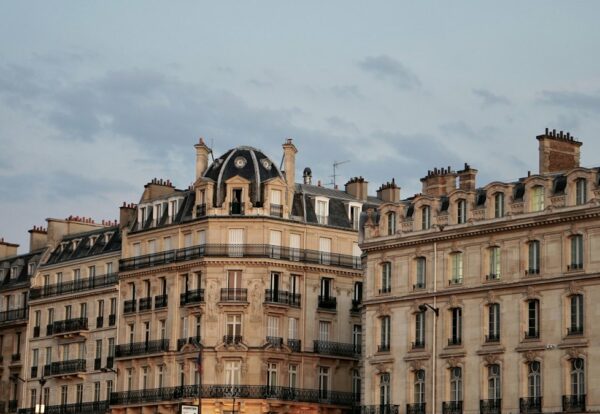 Façades d'immeubles haussmanniens à Paris, typiques des opérations de marchand de biens