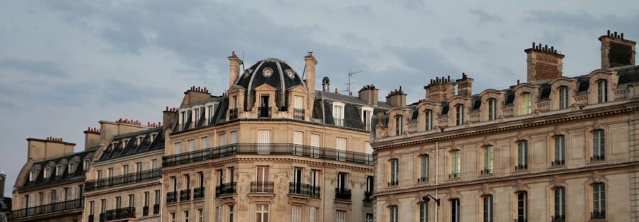 Façades d'immeubles haussmanniens à Paris, typiques des opérations de marchand de biens