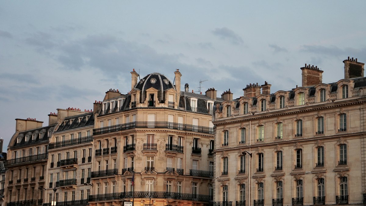 Façades d'immeubles haussmanniens à Paris, typiques des opérations de marchand de biens